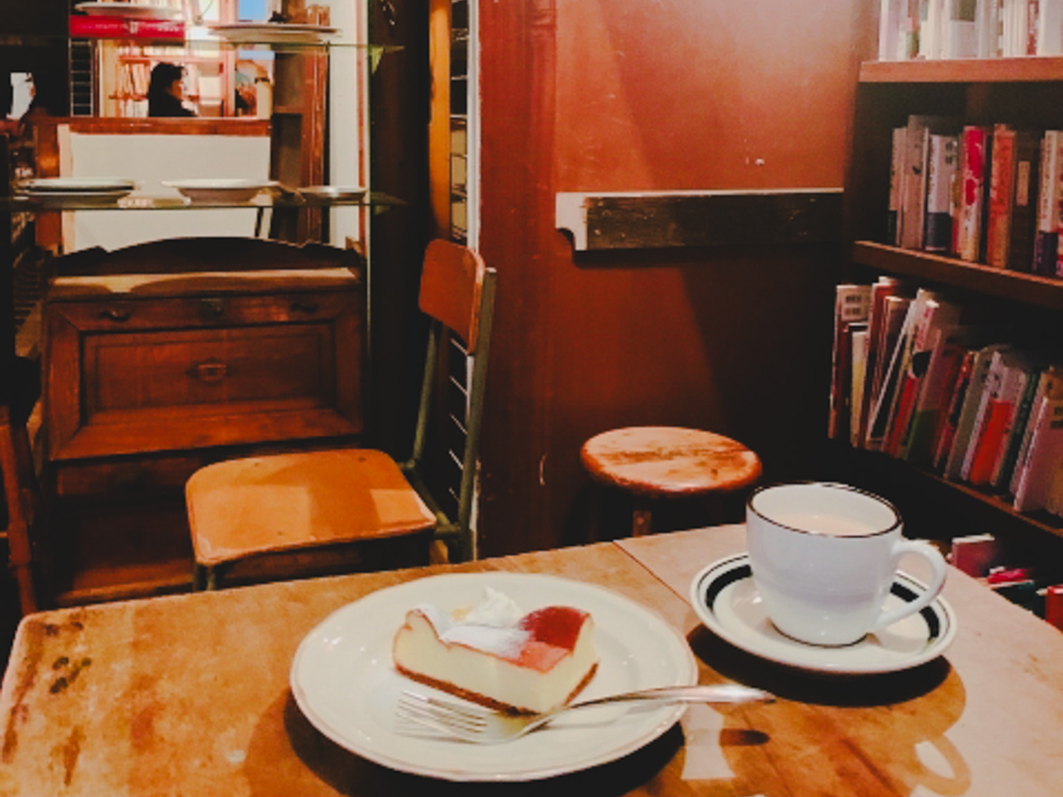 ケーキとコーヒーのあるテーブル