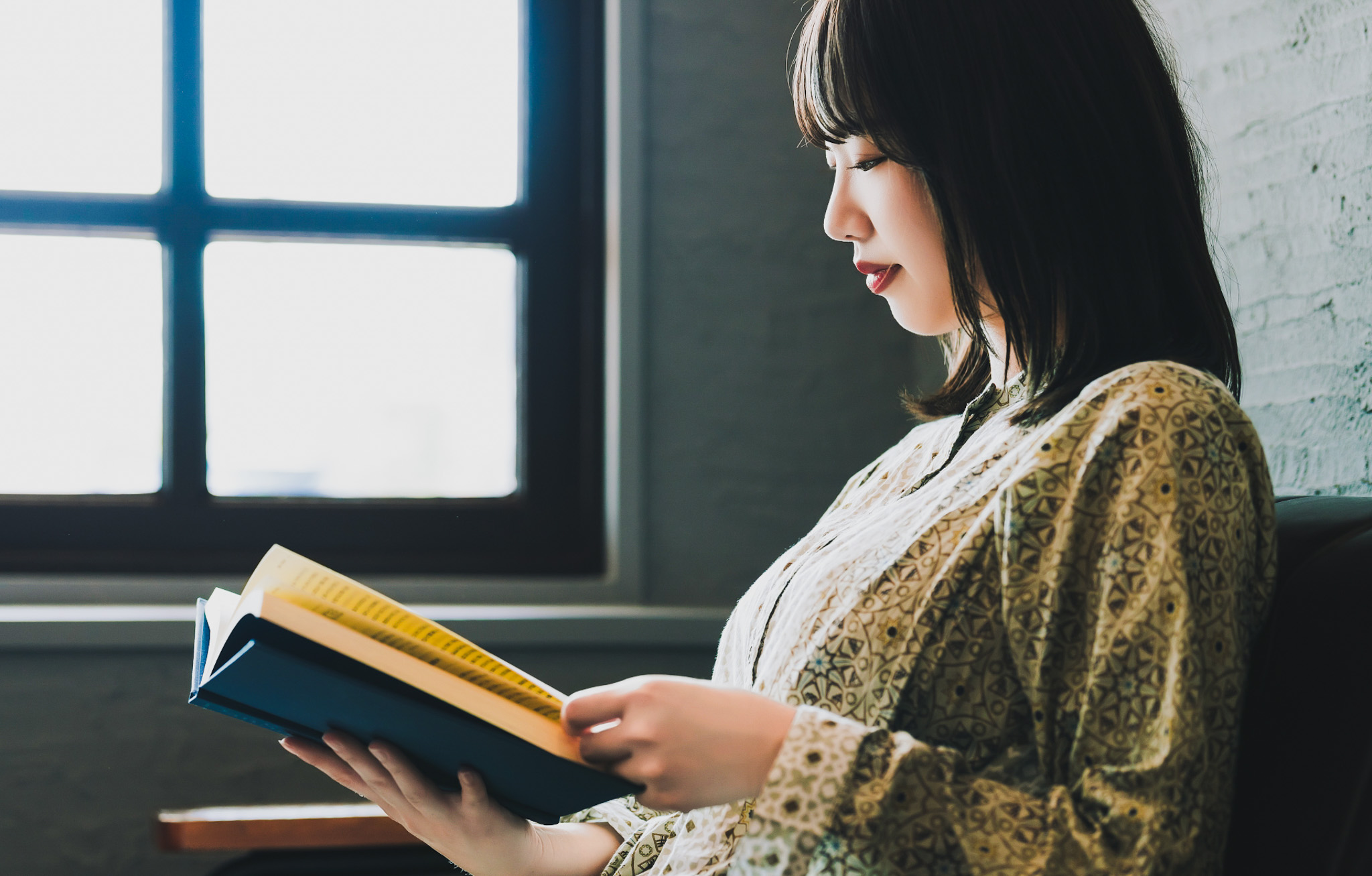 読書を楽しむ女性
